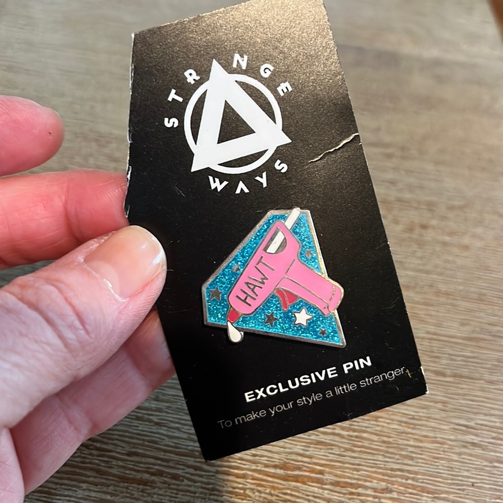 HAWT hot glue gun pin crafty quirky fun Tom Lenk sparkling aqua pink star